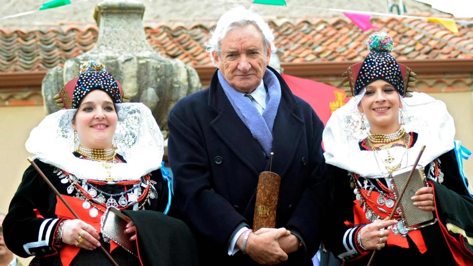 Las alcaldesas de Zamarramala, en Segovia, las hermanas Elisabet y Débora Velasco Otero, posan con el periodista Luis del Olmo, que ha recibido el premio Matahombres de oro, durante la celebración de la fiesta de Santa Águeda