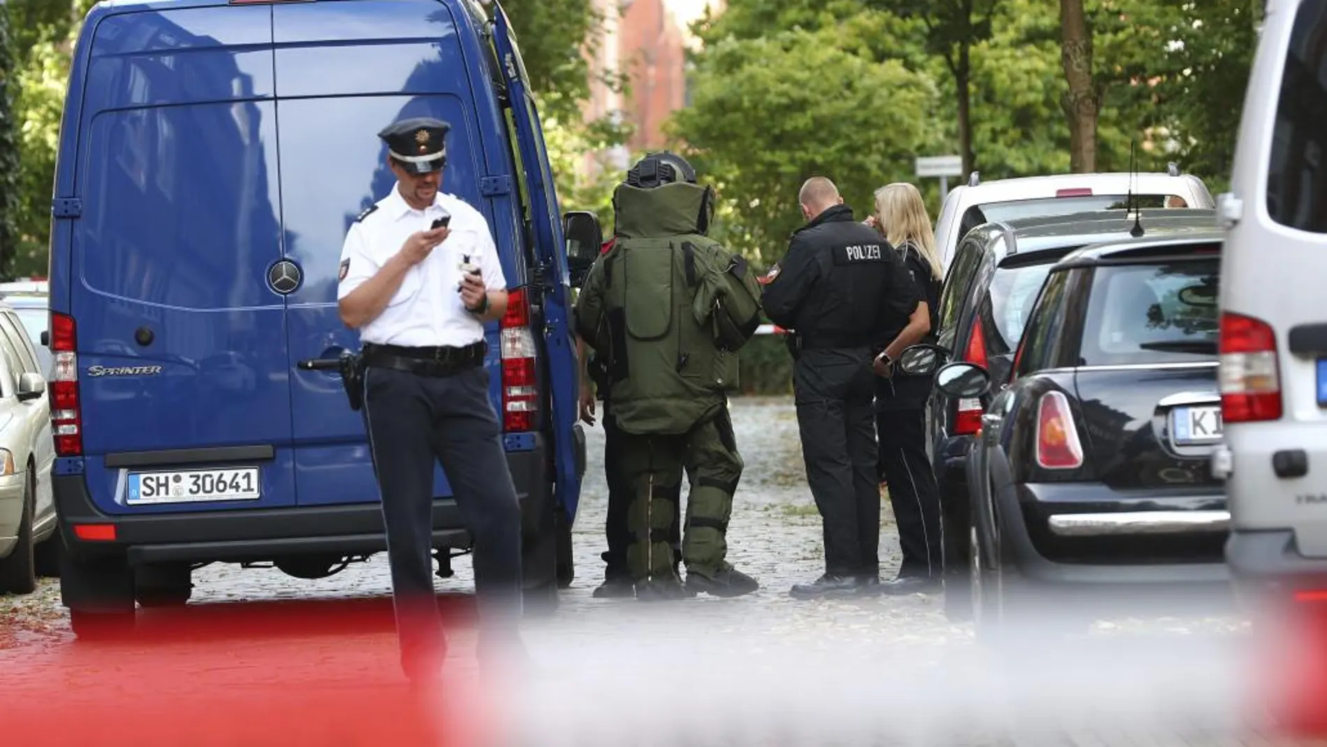 Un policía experto en desactivación de bombas se prepara para buscar dentro del perímetro de la escuela primaria "Muhliusschule"en Kiel