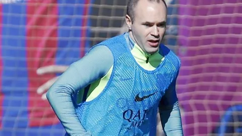 Iniesta se entrena sin dolor