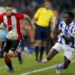 El lateral del Athletic Club De Marcos pelea un balón con el portugués Bruma, de la Real Sociedad