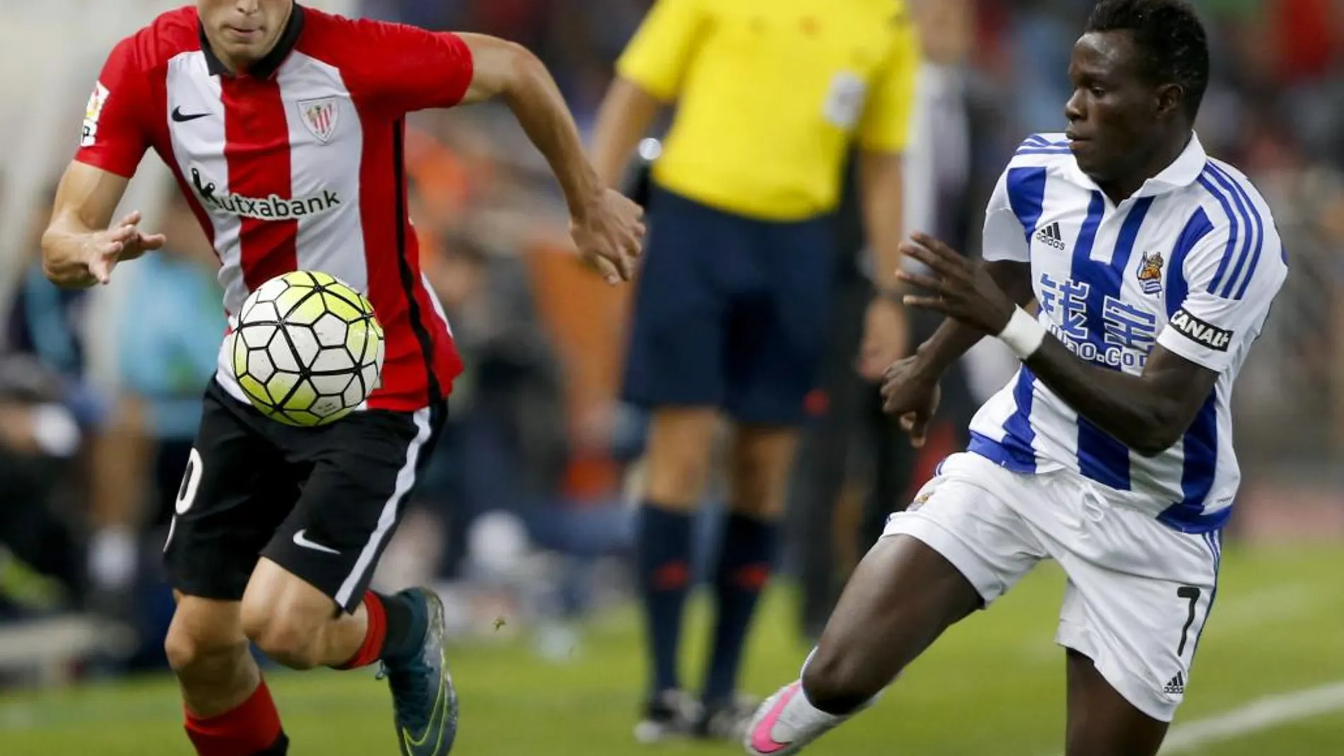 El lateral del Athletic Club De Marcos pelea un balón con el portugués Bruma, de la Real Sociedad