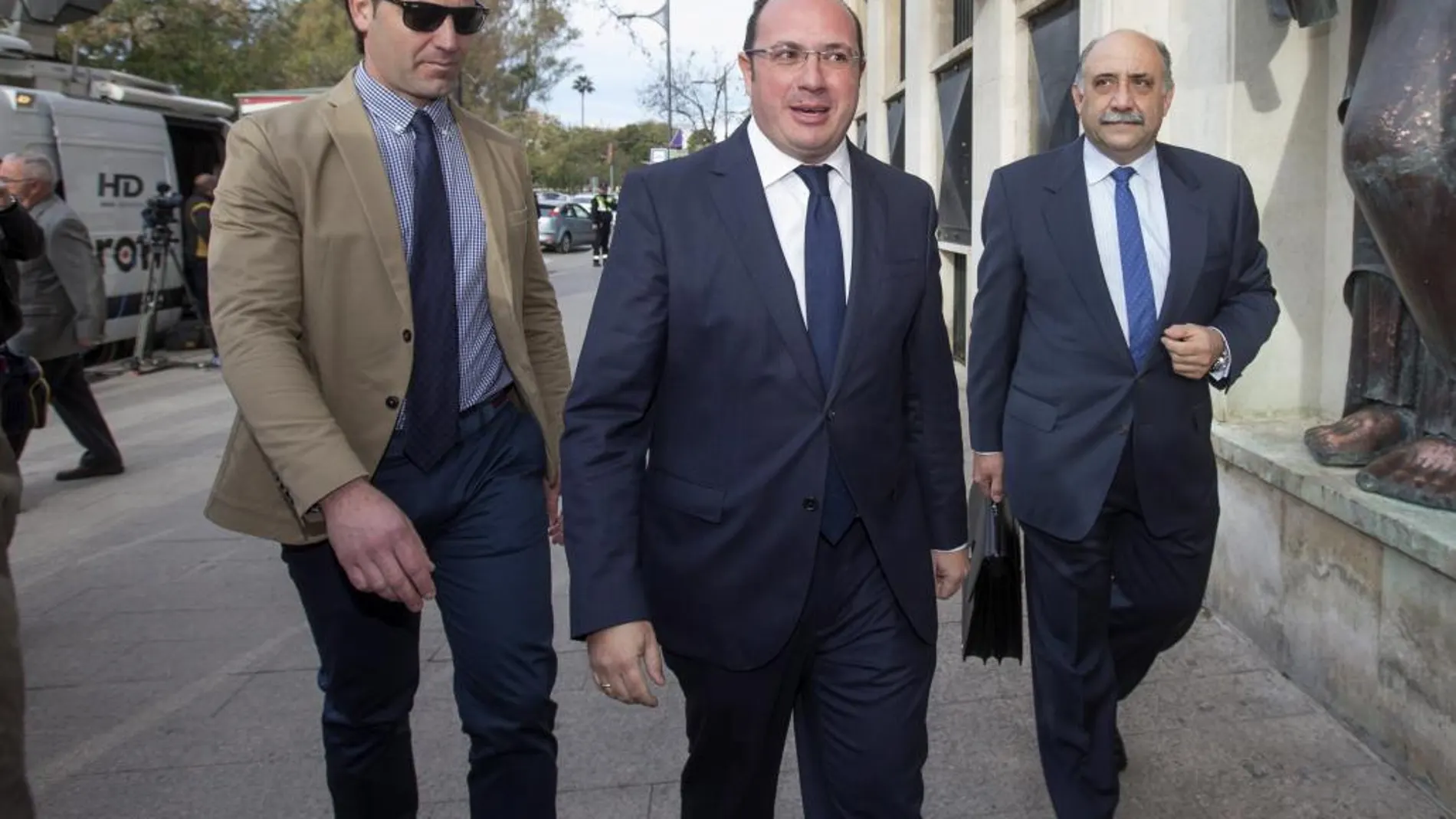 El presidente del Gobierno de Murcia, Pedro Antonio Sánchez (c), acompañado por su abogado, Francisco Martínez-Escribano (d), a su llegada al Tribunal Superior de Justicia de Murcia
