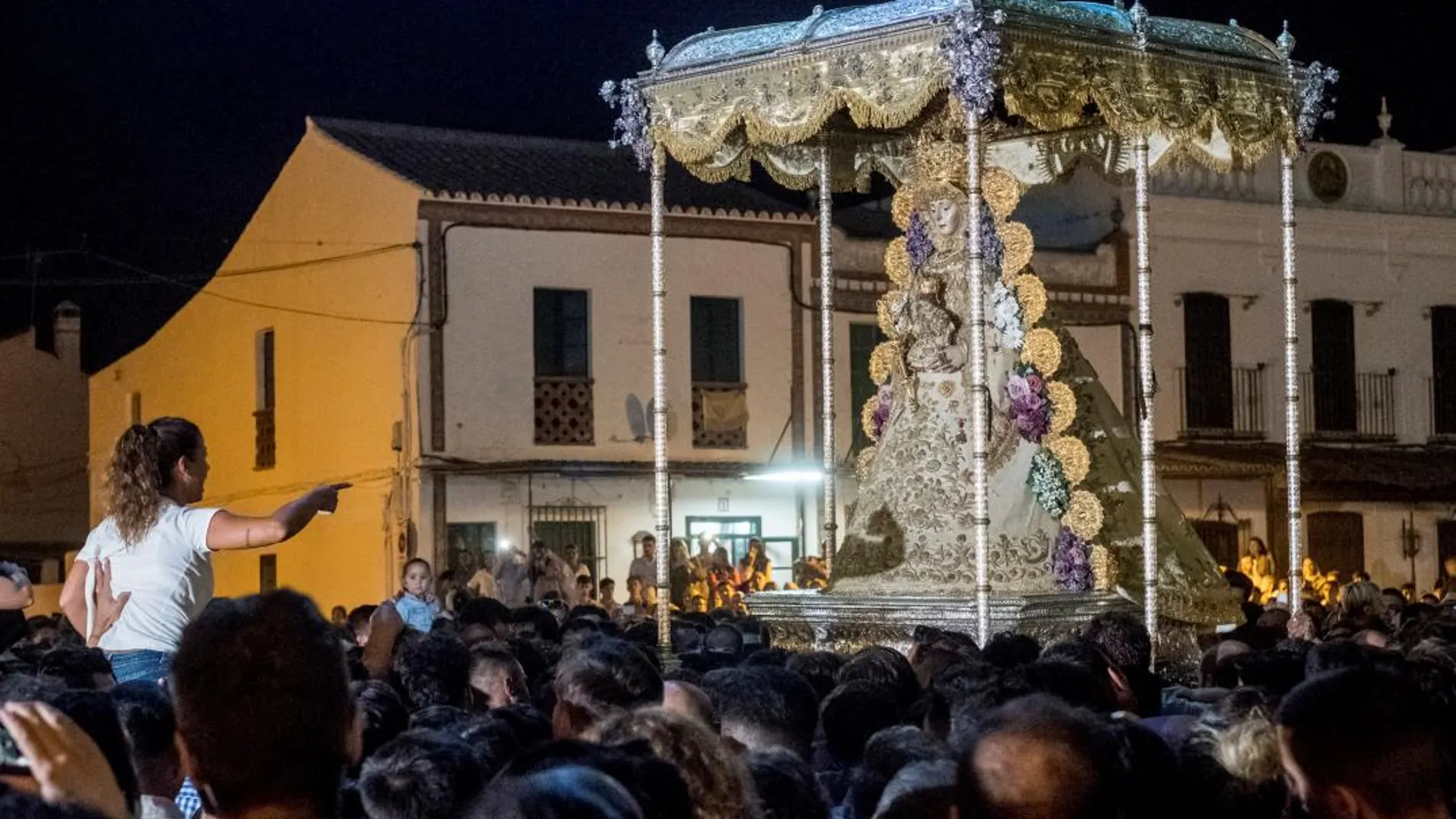 La Virgen del Rocío procesionó por las calles de la aldea almonteña de El Rocío con motivo del Centenario de su Coronación Canónica / Foto: EFE