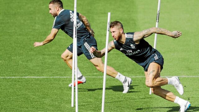 Sergio Ramos y Carvajal, en el entrenamiento de ayer. Los pases largos del primero son a la carrera del lateral