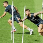 Sergio Ramos y Carvajal, en el entrenamiento de ayer. Los pases largos del primero son a la carrera del lateral