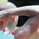 Quaresma, extremo de Portugal, muestra sus tatuajes durante el entrenamiento de ayer
