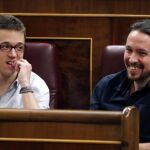 Los diputados de Podemos Pablo Iglesias e Iñigo Errejón, durante la primera jornada de la sesión de investidura