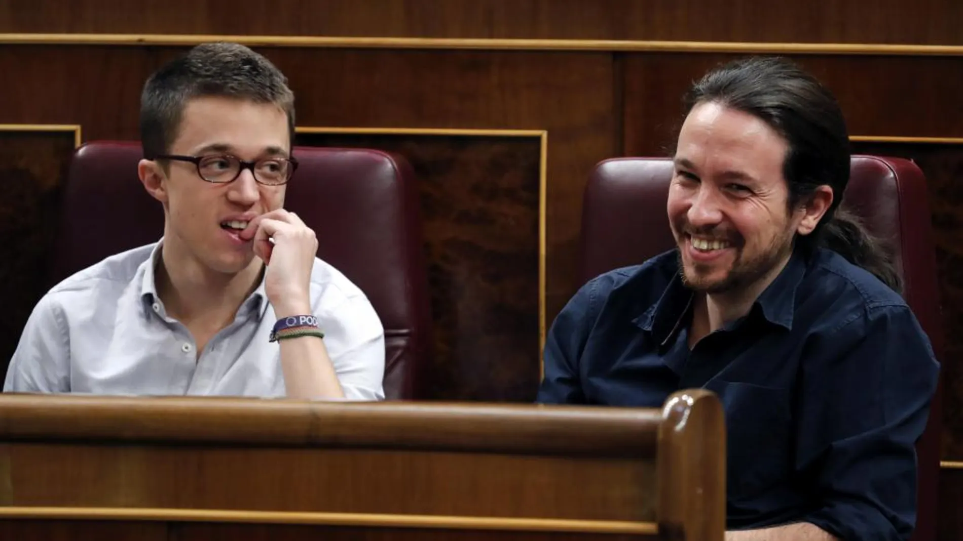 Los diputados de Podemos Pablo Iglesias e Iñigo Errejón, durante la primera jornada de la sesión de investidura