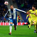 El delantero del RCD Espanyol, Borja Iglesias (i), lucha por el balón ante el defensa del Villarreal, Pepe Castaño / Efe