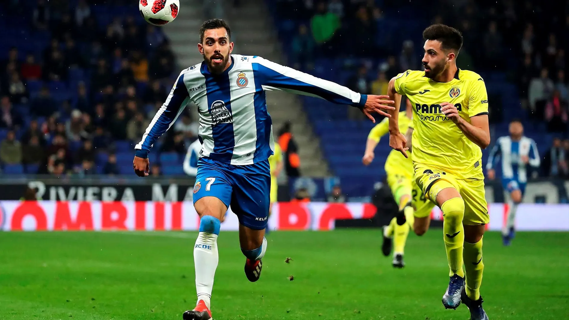 El delantero del RCD Espanyol, Borja Iglesias (i), lucha por el balón ante el defensa del Villarreal, Pepe Castaño / Efe