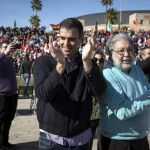 El exsecretario general del PSOE Pedro Sánchez, y el alcalde de Dos Hermanas, Francisco Toscano, en el Parque Tecnológico de esta la localidad sevillana