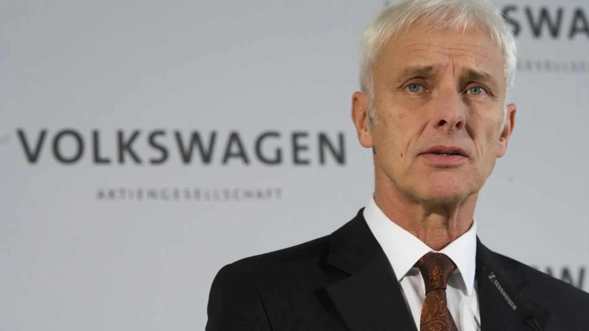 El presidente de la junta directiva Volkswagen, Matthias Müller, da una rueda de prensa en la fábrica de la compañía en Wolfsburgo
