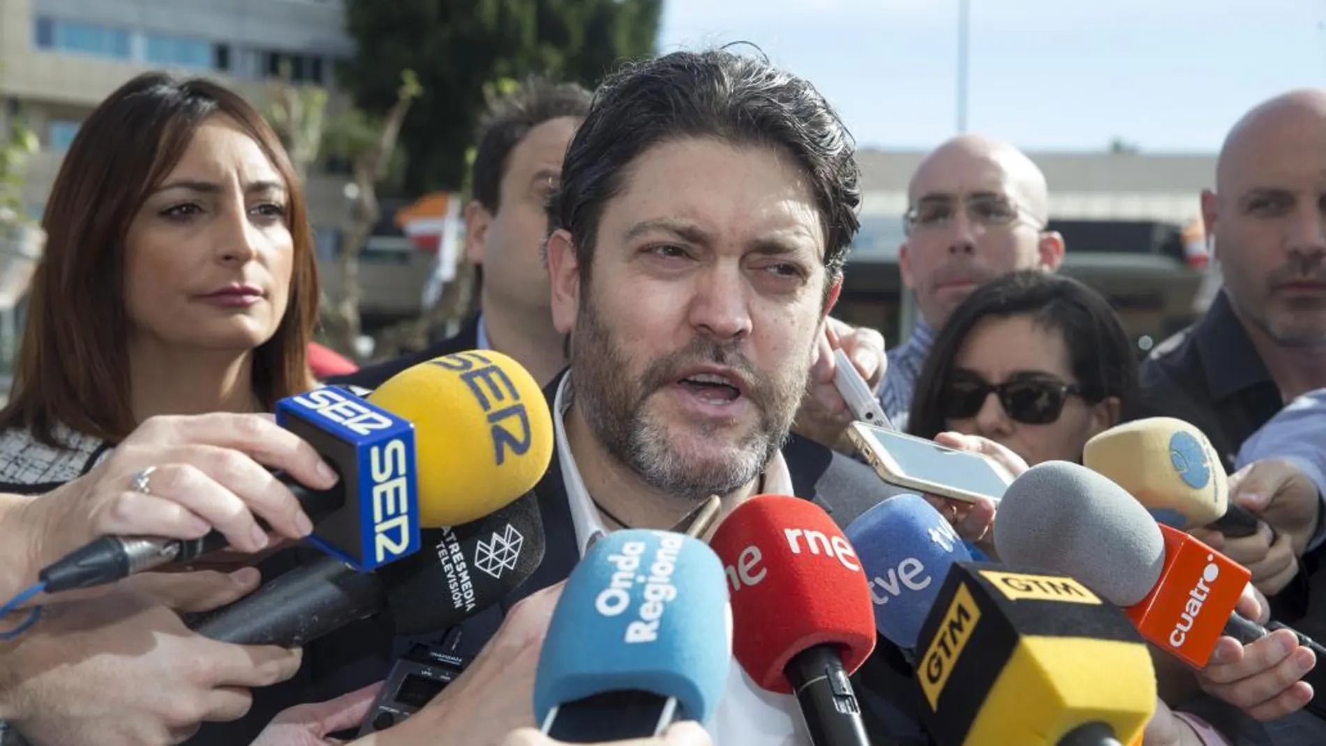 El líder de Ciudadanos en la Comunidad de Murcia, Miguel Sánchez, atiende a los medios de comunicación