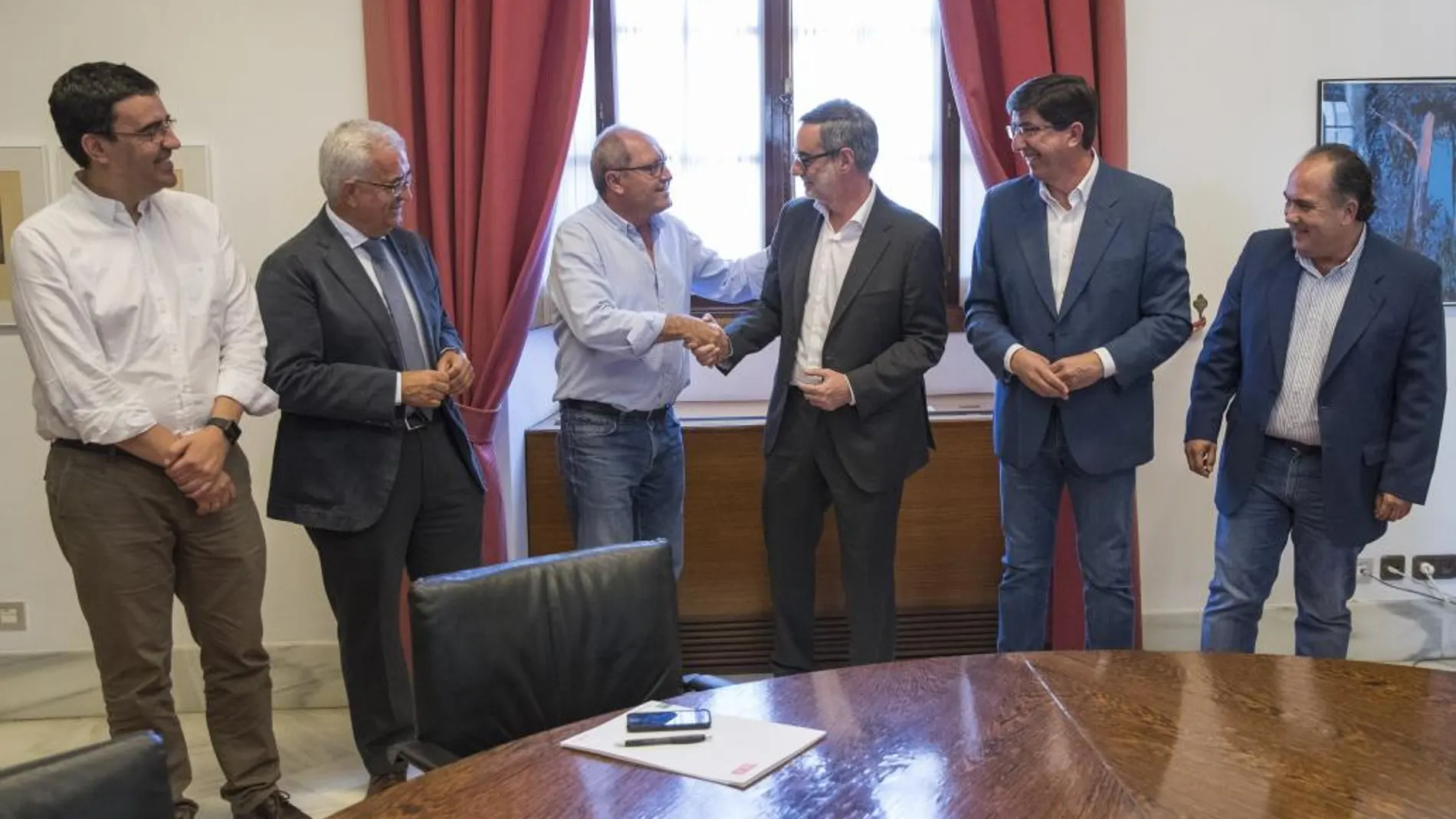 Mario Jiménez, Manuel Jiménez Barrios, Juan Cornejo, José Manuel Villegas y Juan Marín, ayer en el Parlamento