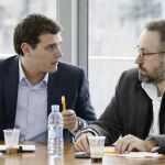 Albert Rivera conversa con el portavoz en el Congreso de esta formación, Juan Carlos Girauta (d), durante la reunión de la Ejecutiva nacional del partido.