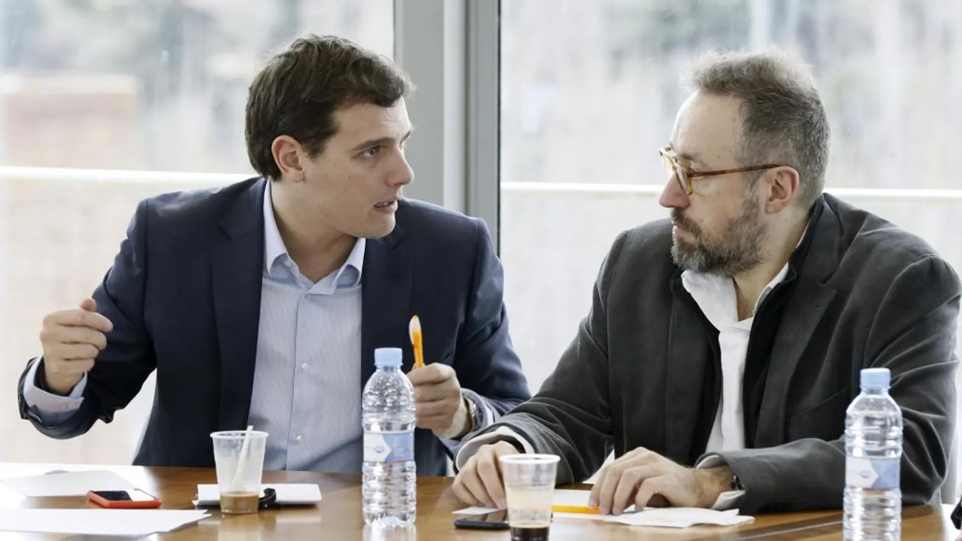 Albert Rivera conversa con el portavoz en el Congreso de esta formación, Juan Carlos Girauta (d), durante la reunión de la Ejecutiva nacional del partido.