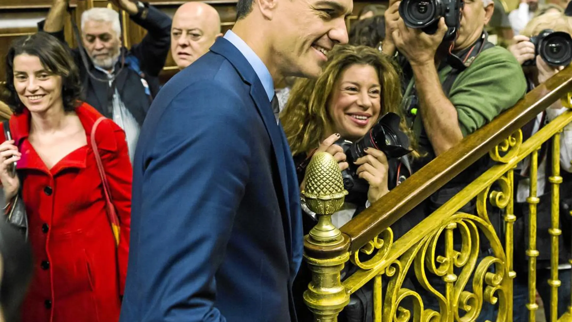 Sánchez se dispone ayer a ocupar su escaño en el Congreso de los Diputados para la sesión de control