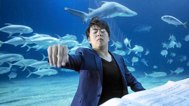 El prestigioso pianista Lang Lang durante su intervención delante del túnel de tiburones