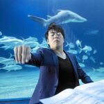El prestigioso pianista Lang Lang durante su intervención delante del túnel de tiburones