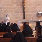 Monjas de clausura del convento de Lerma durante una misa