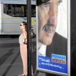 Una parada de autobús con un póster del líder conservador, Meimarakis, en el centro de Atenas