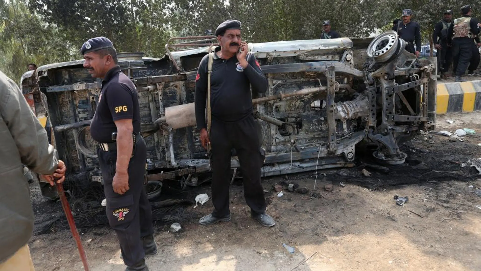 Una camioneta de la Policía incendiada tras una protesta por el atentado suicida de ayer