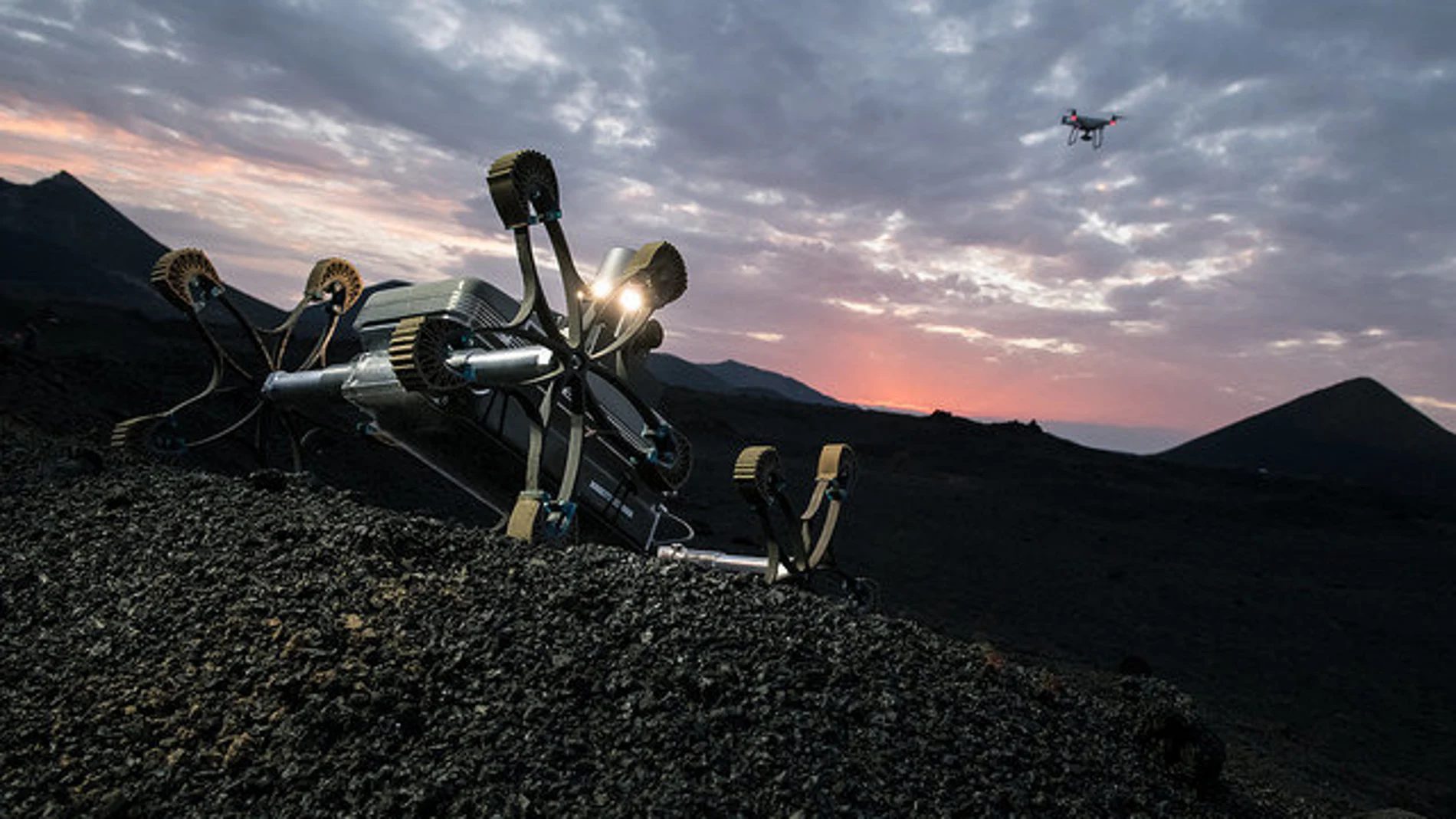 El robot, vigilado desde el cielo por el dron, en una de las pruebas sobre el suelo de Lanzarote
