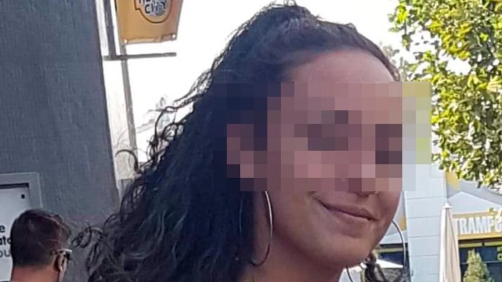 Naiara Nogueira mide 1,65 y tiene el pelo oscuro