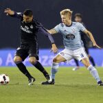 El defensa del Real Madrid Carlos Henrique Casemiro (i) y el centrocampista danés del Celta de Vigo Daniel Wass