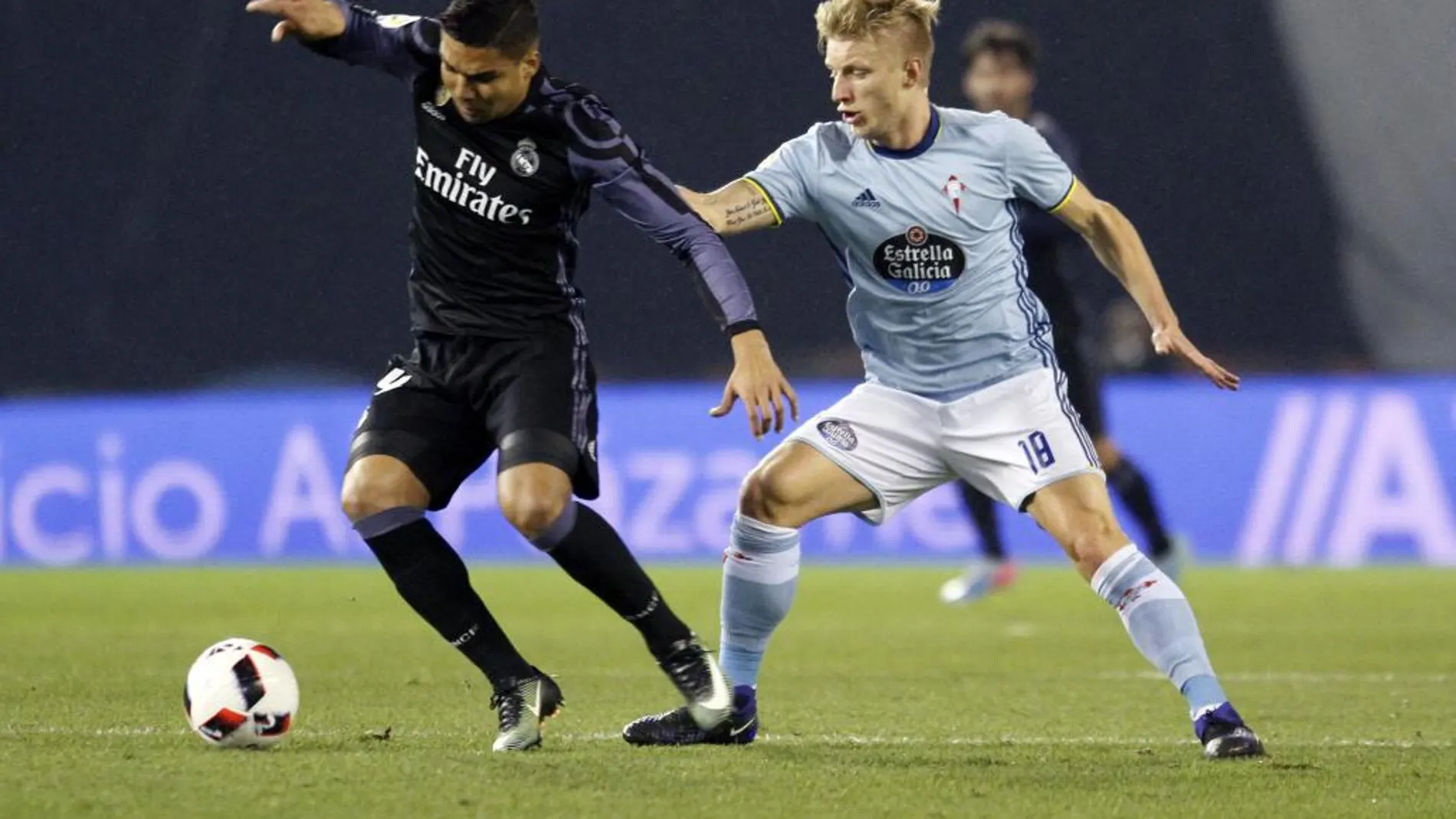 El defensa del Real Madrid Carlos Henrique Casemiro (i) y el centrocampista danés del Celta de Vigo Daniel Wass