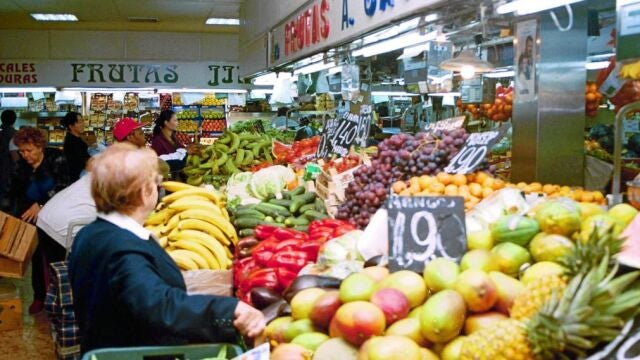 Cada catalán tira cada año a la basura 35 kilos de alimentos en mal estado