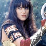 Lucy Lawless enfundada en el traje de «Xena, la princesa guerrera», la serie que protagonizó en los 90