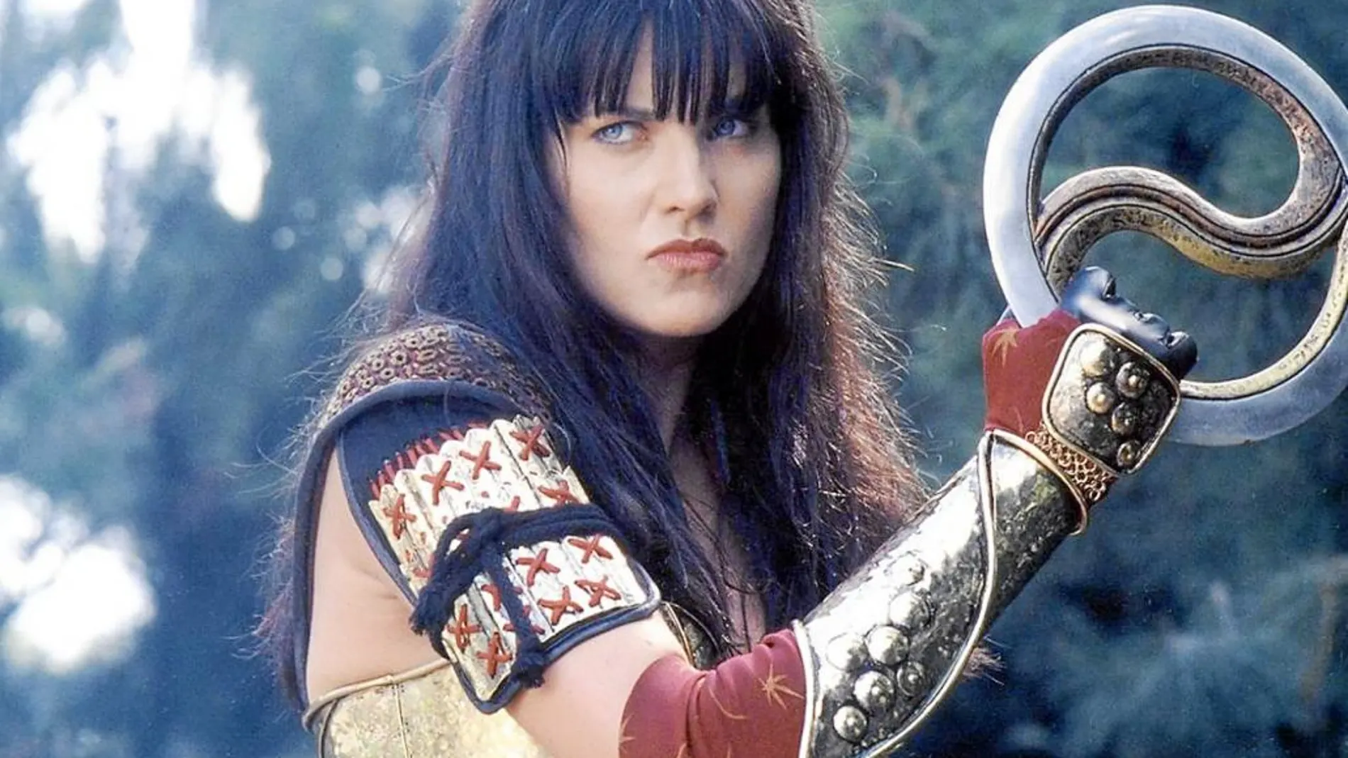 Lucy Lawless enfundada en el traje de «Xena, la princesa guerrera», la serie que protagonizó en los 90