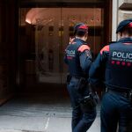 Agentes de los Mossos d’Esquadra ante un edificio de la Generalitat