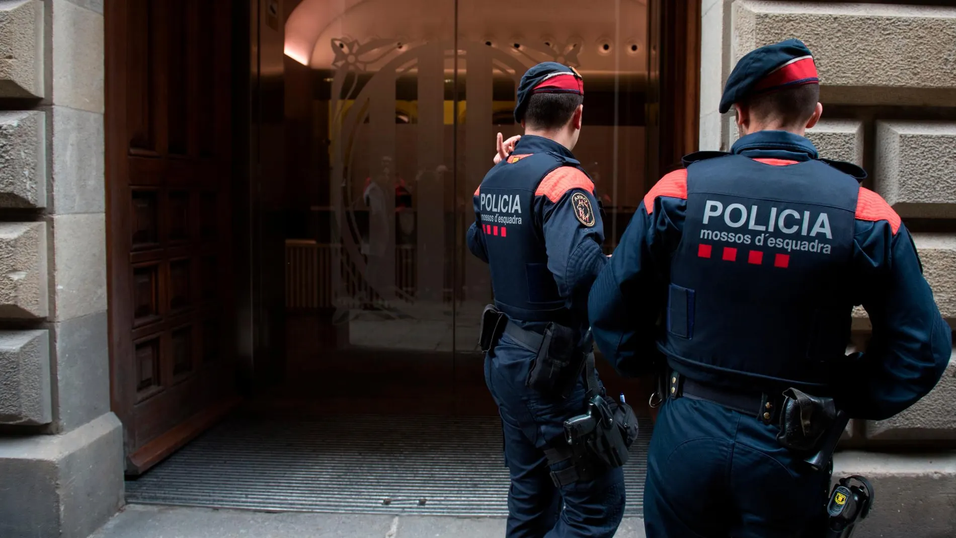 Agentes de los Mossos d’Esquadra ante un edificio de la Generalitat