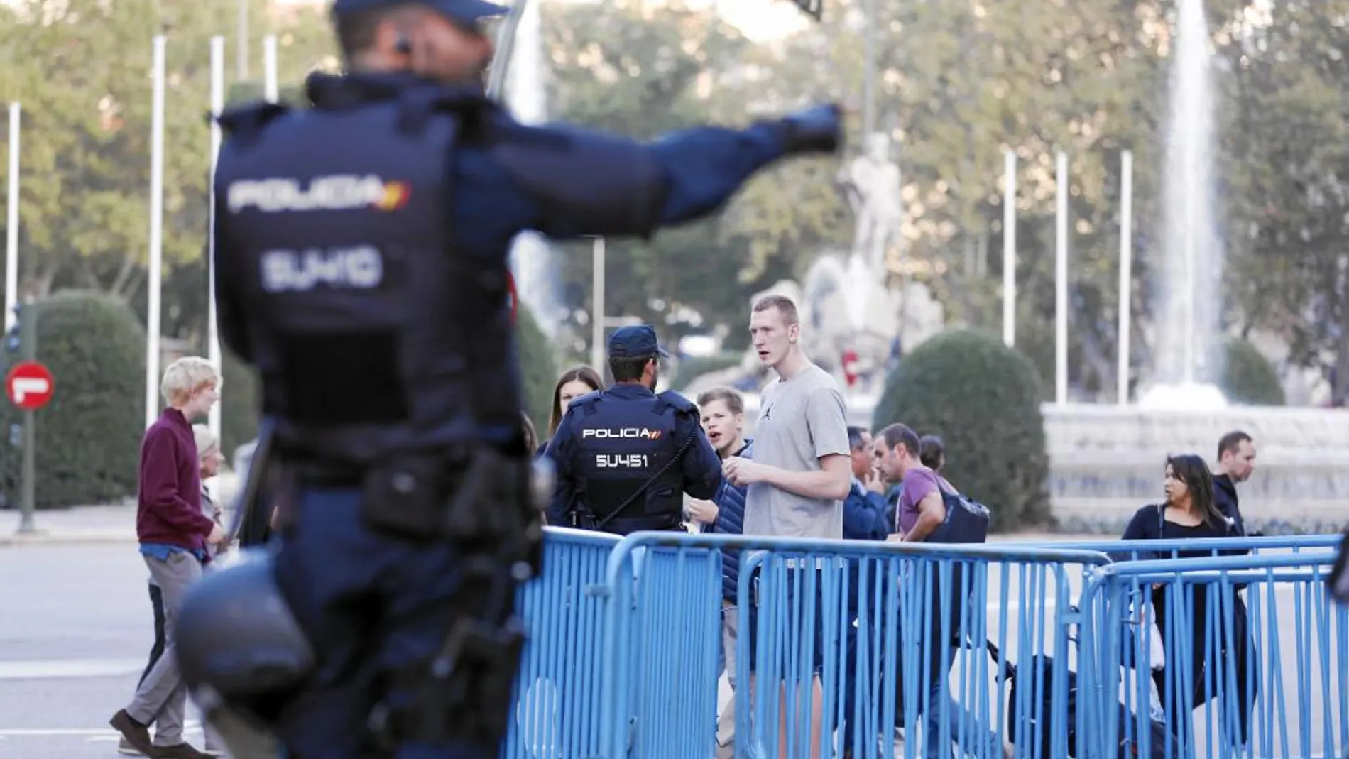 Agentes de la Policía Nacional, ayer en los alrededores del Congreso durante el discurso de Rajoy