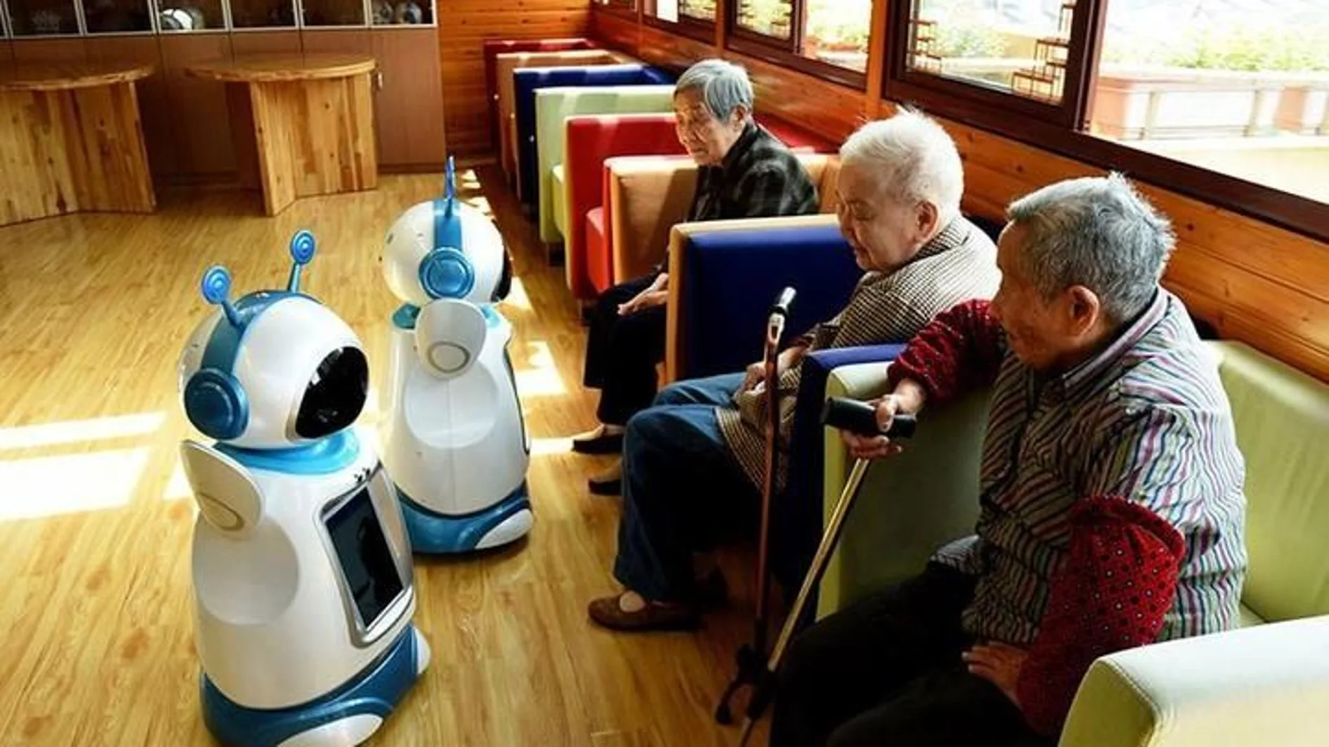 Robots se asistencia a mayores en una residencia de ancianos en Japón
