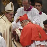 Momento en el que Francisco le impone el birrete cardenalicio a Osoro