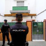 Registro en la casa de Sevilla del presunto yihadista detenido en Marruecos / Foto: Manuel Olmedo