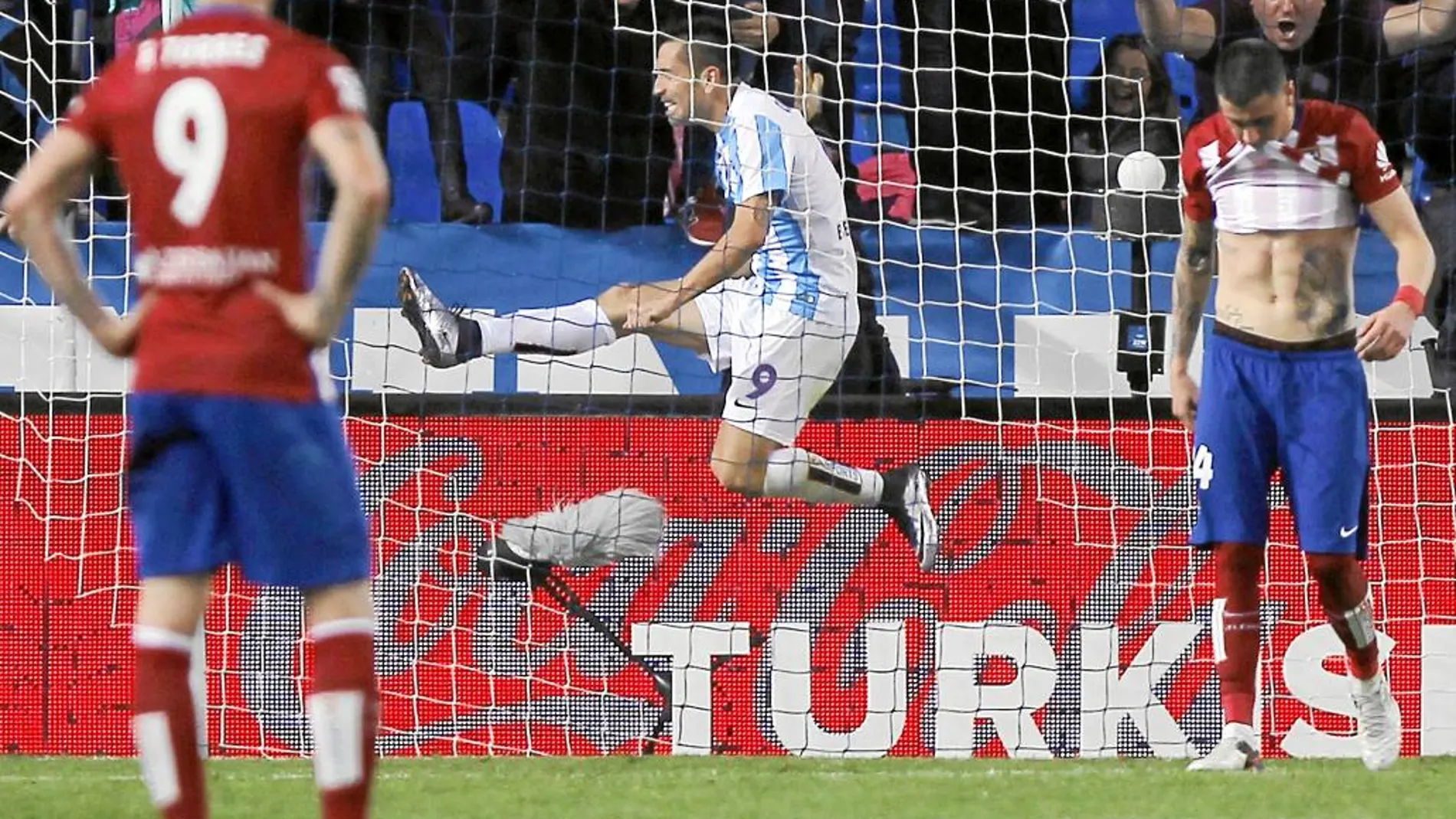 Charles celebra el gol, mientras Giménez muerde la camiseta y Torres mira