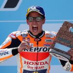 El piloto español del equipo Repsol Honda Marc Márquez celebra la victoria en el Gran Premio de Aragón de MotoGP / Reuters
