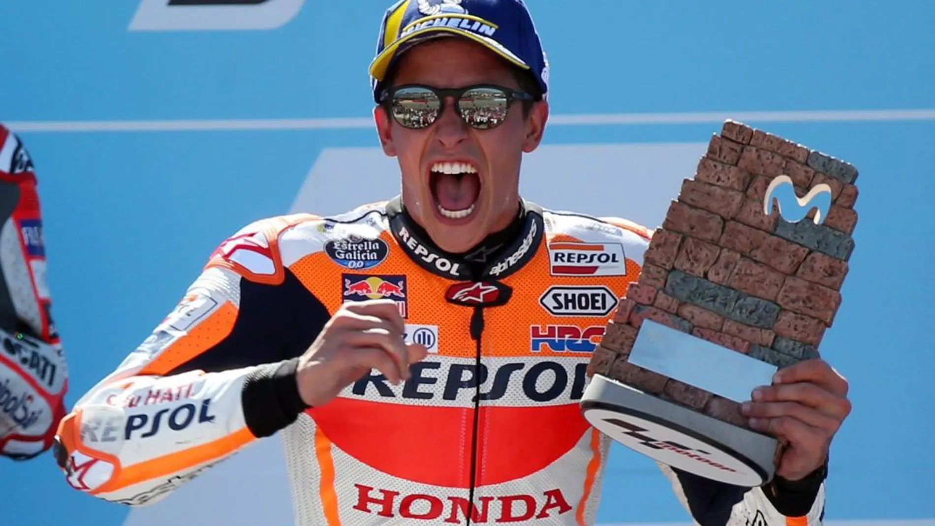 El piloto español del equipo Repsol Honda Marc Márquez celebra la victoria en el Gran Premio de Aragón de MotoGP / Reuters