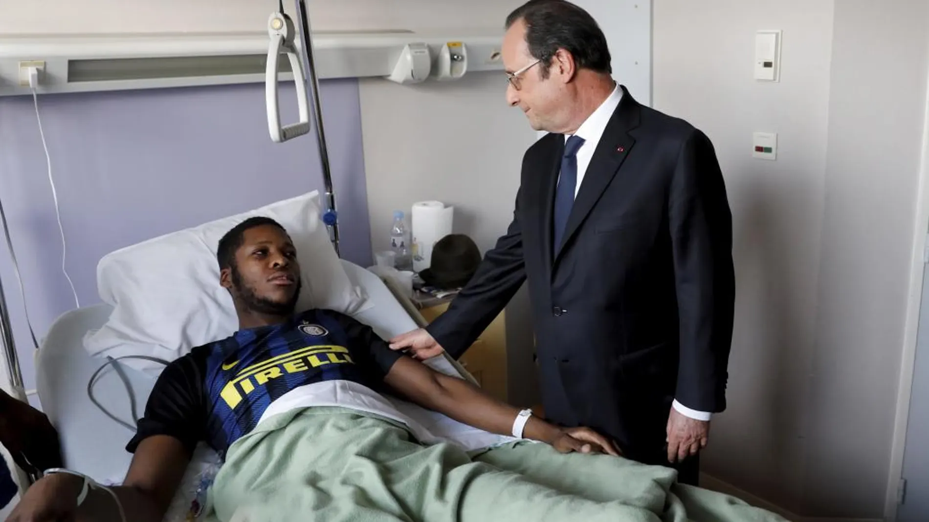 El presidente de Francia, François Hollande, con el joven agredido