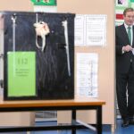 El primer ministro irlandés, el democristiano Enda Kenny, ayer tras depositar su voto