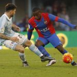 El defensa del Celta de Vigo Carles Planas pugna por un balón, con el delantero colombiano del Levante Mauricio Cuero