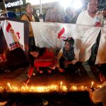 Una mujer sostiene una pancarta en la que se puede leer «no tenemos miedo» en el lugar donde se produjo el ataque donde murieron siete personas el pasado jueves en Yakarta
