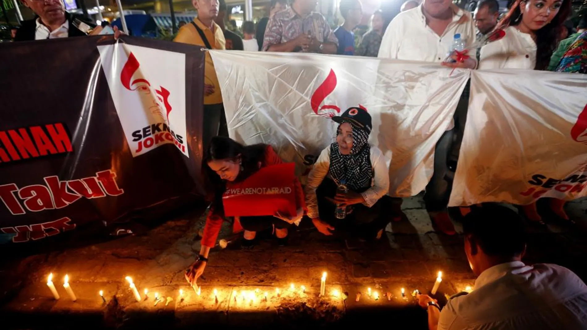 Una mujer sostiene una pancarta en la que se puede leer «no tenemos miedo» en el lugar donde se produjo el ataque donde murieron siete personas el pasado jueves en Yakarta