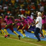 Los jugaodres de Camerún celebran su victoria en la Copa de África tras vencer a Egipto