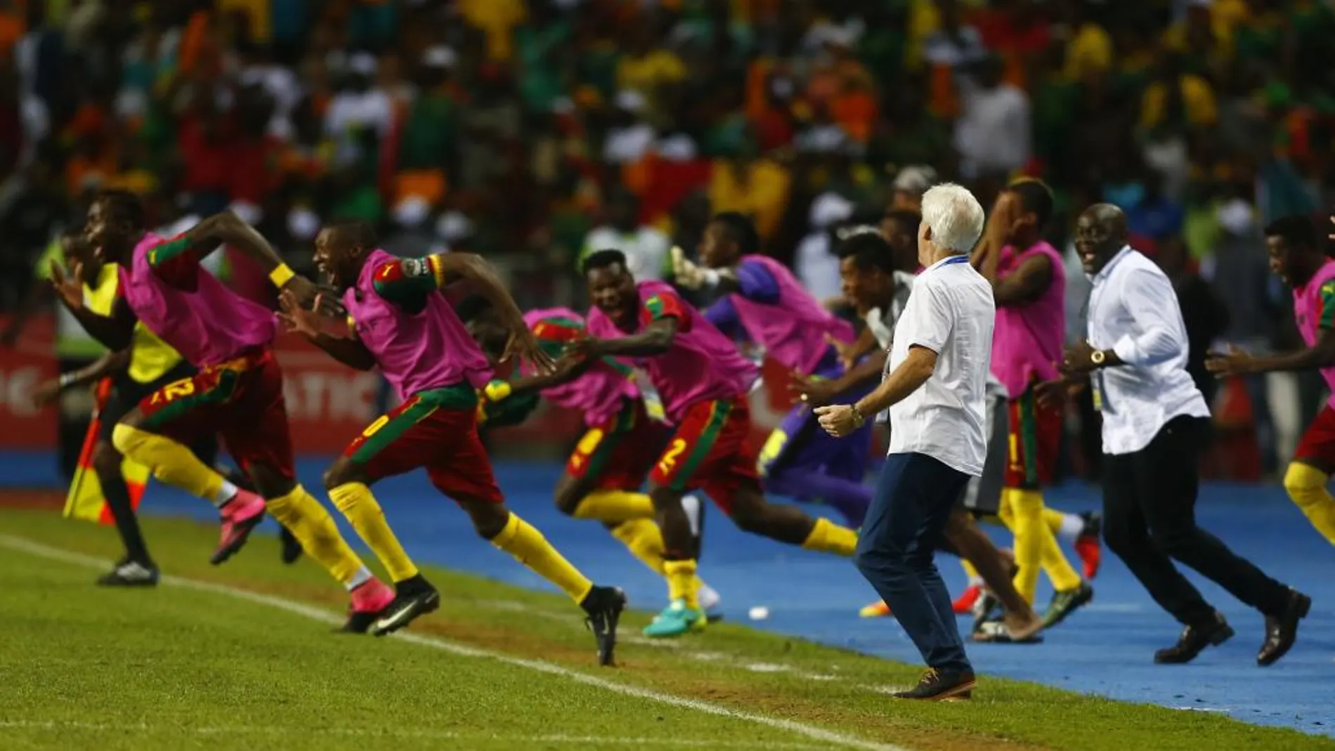 Los jugaodres de Camerún celebran su victoria en la Copa de África tras vencer a Egipto