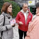 Dos rescatadores informan a una mujer cerca de la Clínica Dator de Madrid